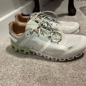 Women’s On Cloud Runnning Shoes Size 9